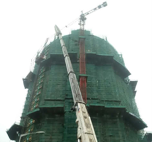 宿松吊车在工地上作业